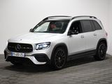 un SUV Mercedes GLE blanc garé dans une pièce blanche