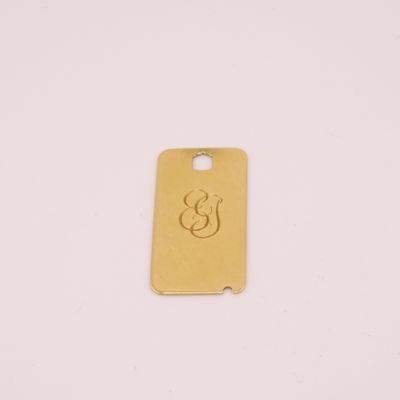 un gros plan sur une coque de téléphone dorée ornée d'un smiley