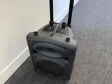 une enceinte posée dans un coin de la pièce