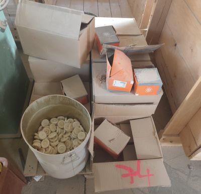un seau de bananes posé par terre à côté de cartons
