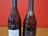 deux bouteilles de vin posées sur une table l'une à côté de l'autre