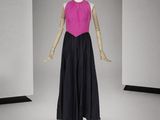 une photo d'un mannequin portant un haut rose et une jupe noire