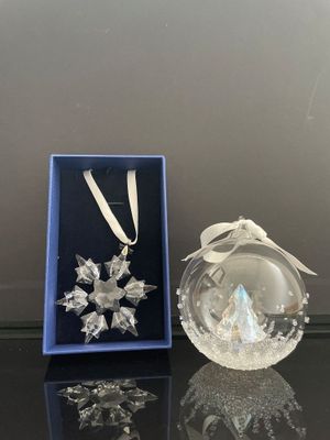 décoration en forme de flocon de neige en cristal, présentée dans un coffret cadeau orné d'un ruban