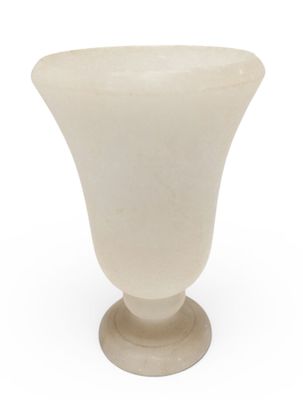 PETIT VASE sur piédouche en albâtre.