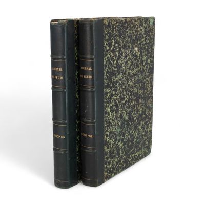 deux livres posés l'un sur l'autre sur une surface blanche