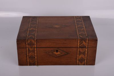 une vieille boîte en bois ornée d'un motif décoratif