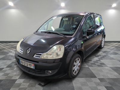 la photo d'une petite voiture noire garée dans un garage
