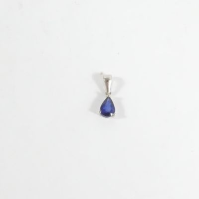 un gros plan d'un pendentif en saphir bleu sur fond blanc