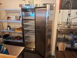 un réfrigérateur ouvert dans une petite cuisine
