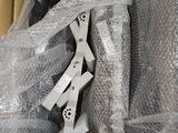 une boîte contenant une paire de ciseaux