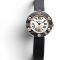 gros plan d'une montre-bracelet avec des chiffres romains