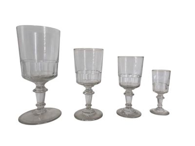 quatre verres à vin posés les uns à côté des autres sur une surface blanche
