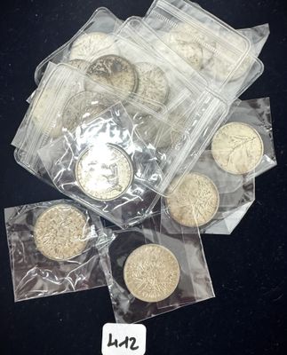 une pile de pièces de monnaie posée sur une table