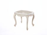 un petit tabouret blanc avec une assise en osier
