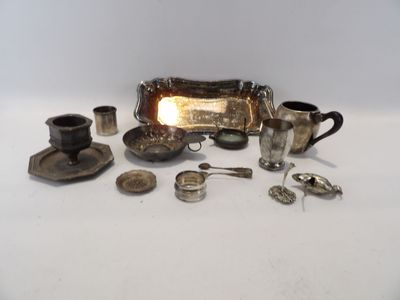 beaucoup d'objets en argent qui se trouvent sur la table