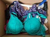 deux soutiens-gorge dans une boîte remplie de vêtements