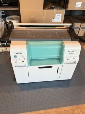 une machine posée sur un tapis dans une pièce