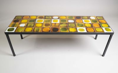 un gros plan d'une table basse ornée d'un motif coloré