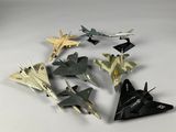 Plusieurs avions de chasse sont alignés en cercle sur une surface blanche