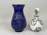 deux vases posés l'un à côté de l'autre sur une table
