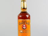 une photo d'une bouteille de bourbon posée sur une table