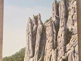 une peinture à l'huile représentant un paysage de montagne avec des rochers et des arbres au premier plan