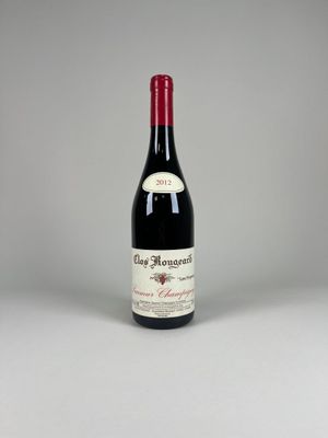 une bouteille de vin rouge posée sur une table blanche