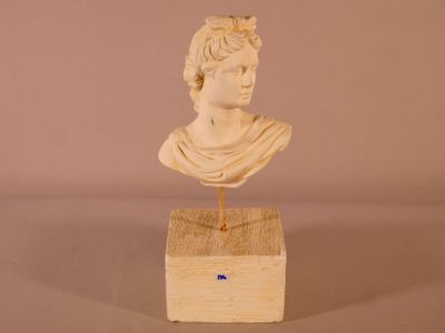 buste en marbre représentant un jeune homme, posé sur un socle en bois