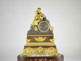 une horloge posée sur une table