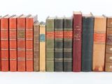 un grand nombre de livres alignés sur une étagère