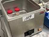 une photo d'un laboratoire équipé d'un évier et d'un plan de travail