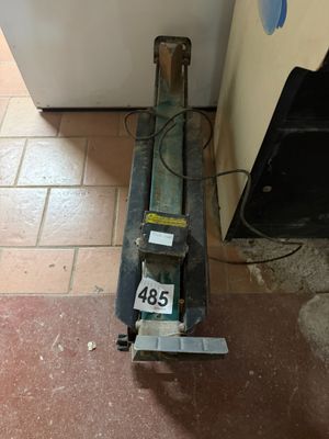 une photo d'un réfrigérateur en panne dans une cuisine