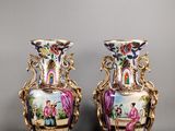 paire de vases ornés d'une scène représentant une femme et un homme assis sur un banc