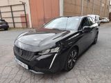 la voiture noire est garée sur le bord de la route