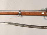 deux types d'armes différents exposés sur une surface blanche