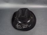 un chapeau noir orné d'un ruban noir
