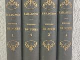 quatre livres sont alignés sur une table