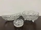 trois bols en verre et un bol posés sur une table en bois