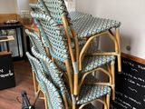 une pile de chaises posée sur une table en bois