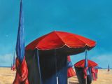 de nombreux parapluies rouges et bleus alignés sur la plage