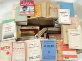 plusieurs livres empilés sur une table