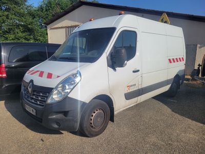 une camionnette blanche garée dans un parking