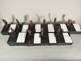 un grand nombre de figurines posées sur une table