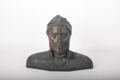 statue d'un homme coiffé d'un chapeau sur fond blanc