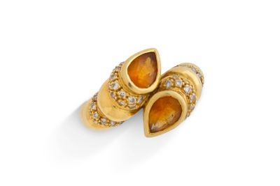 une paire de boucles d'oreilles en saphir jaune et diamants