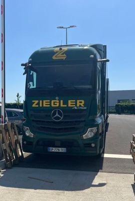 un camion vert garé sur le bord de la route