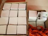 une boîte remplie de carreaux roses et blancs et une tasse à café