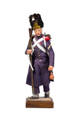figurine représentant un homme en uniforme violet, muni d'une épée