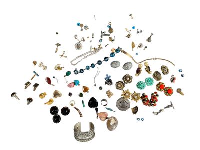 une pile de bijoux assortis sur une surface blanche