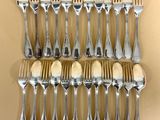 beaucoup de fourchettes et de cuillères sur la table